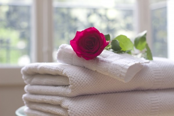 rose-flower-on-towels-in-spa